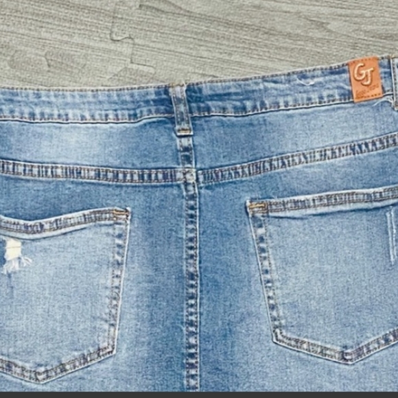 Comfy denim button up skirt - Picture 2 of 4